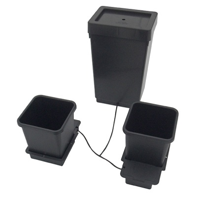 Conjunto de três vasos quadrados pretos em plástico, ligados por fios, com tampa no maior vaso.
