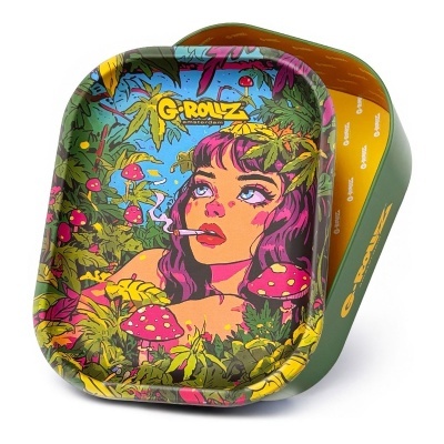 Tabuleiro de metal com mulher pintada e cogumelos coloridos
