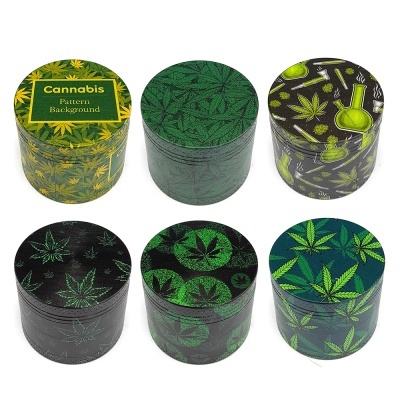 Seis trituradores redondos com padrões de folhas de cannabis em várias cores e um com texto amarelo