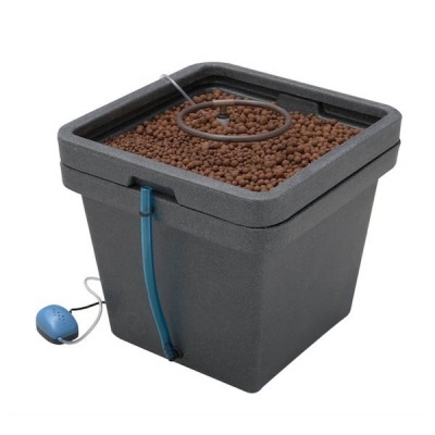 Vaso quadrado cinzento com irrigação automática e bolas de argila.