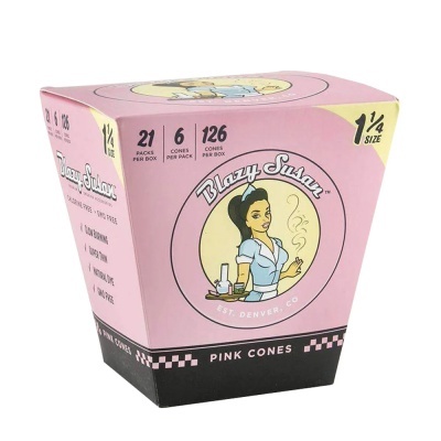 Embalagem rosa de cones Blazy Susan com imagem de mulher em uniforme azul e texto informativo