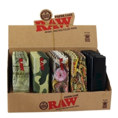 Expositor com caixas metálicas RAW para papel de fumar em diferentes desenhos e cores.