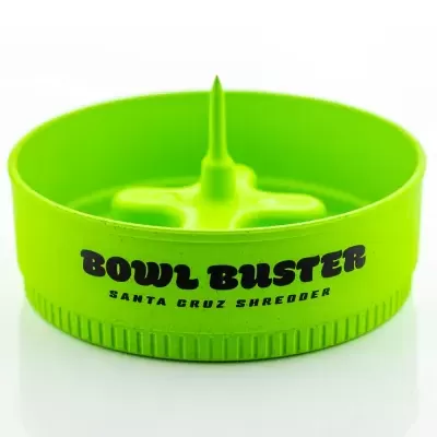 Peça plástica verde com texto Bowl Buster e Santa Cruz Shredder