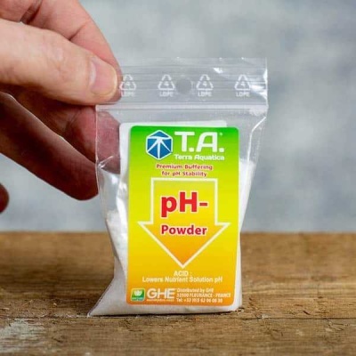 Pacote plástico com pó branco e etiqueta pH-Powder em fundo amarelo e verde
