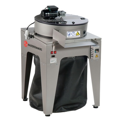 Máquina industrial cinzenta MASTERTRIMMERS com depósito preto e motor no topo