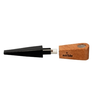 Cachimbo preto e madeira clara com marca actTube