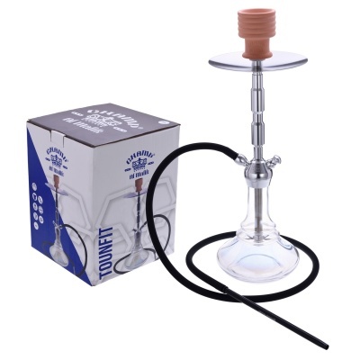 Cachimbo de água transparente e metálico com embalagem ao lado