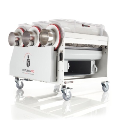 Máquina industrial Centurion Pro branca com três funis metálicos e rodas