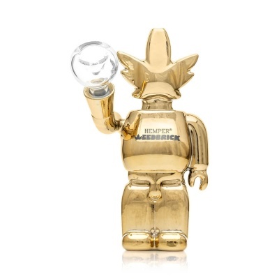 Figura dourada em forma de boneco com esfera transparente e texto impresso