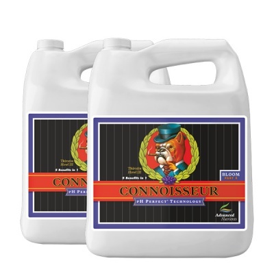 Recipientes grandes brancos com rótulo preto e vermelho, imagem de cão bulldog e texto CONNOISSEUR