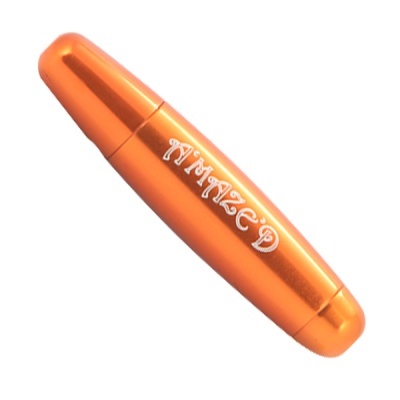 Batom metálico laranja com texto branco TWINZED
