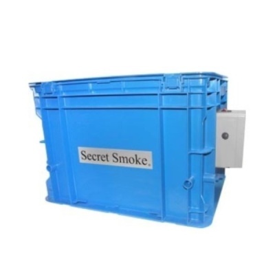 Contentor plástico azul com etiqueta Secret Smoke e caixa branca na lateral