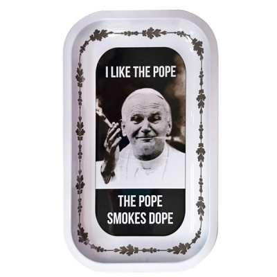 Tabuleiro metálico branco com foto e texto humorísticos do Papa a fumar.