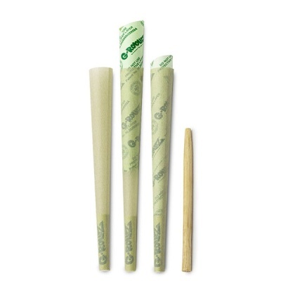 Três cones de papel com texto verde e um cilindro de madeira ao lado