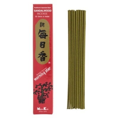 Pacote vermelho de incenso Sandalwood com varetas verdes ao lado