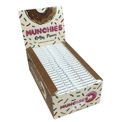 Embalagem aberta de papel de enrolar MUNCHIES com desenho de donut e confeitos coloridos