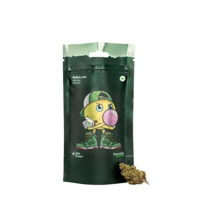 Pacote verde escuro de CBD Flower com desenho de personagem amarelo a mascar pastilha elástica e flor seca castanha e verde ao lado