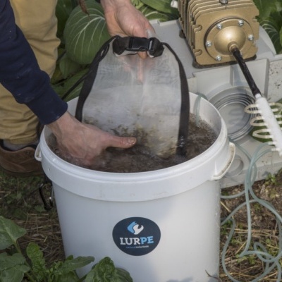 Balde branco LURPE com filtro a ser lavado ao ar livre