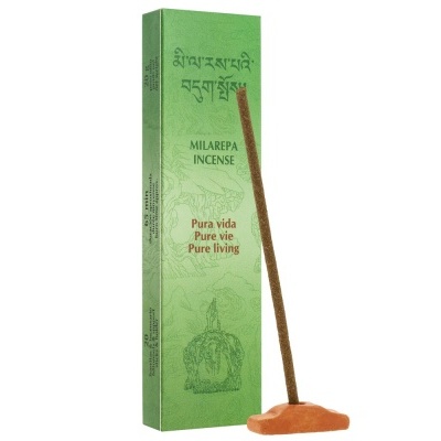 Embalagem verde de incenso Milarepa e incenso castanho num suporte terra.