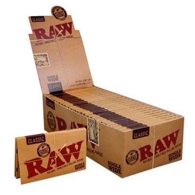 Pacotes RAW Classic Single Wide em caixa de cartão castanho com letras vermelhas