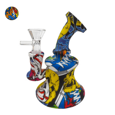 Bong colorido em silicone com padrões de caveiras, ténis e bocas, com parte de vidro para tabaco