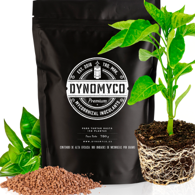 Saco preto de fertilizante DYNOMYCO com planta verde e terra ao lado