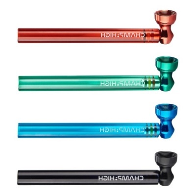 Quatro cachimbos metálicos coloridos alinhados horizontalmente