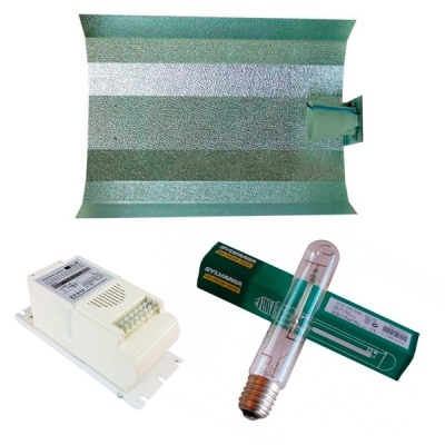 Refletor metálico, dispositivo eletrônico branco e lâmpada em vidro com embalagem verde