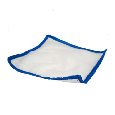 Toalha branca com borda azul sobre fundo branco