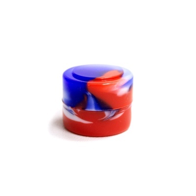 Pequeno recipiente redondo vermelho, azul e branco em fundo branco