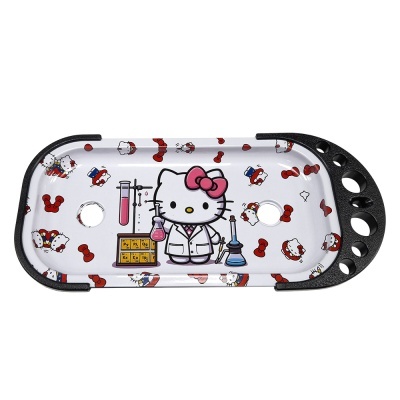 Tabuleiro branco e preto com design de Hello Kitty cientista com tubos de ensaio e laços vermelhos