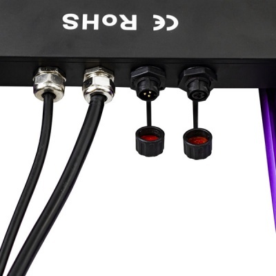 Conetores de cabos num equipamento elétrico preto com texto CE ROHS