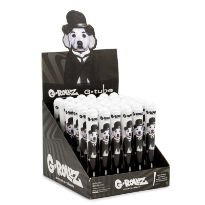Expositor com tubos plásticos brancos decorados com cão vestido formal G-ROLLZ