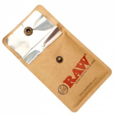Embalagem castanha RAW aberta com interior metálico e fecho de mola