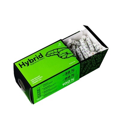 Caixa verde e preta aberta com filtros brancos estampados dentro