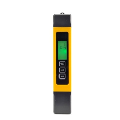 Medidor digital de cor amarelo e preto com ecrã verde e três botões