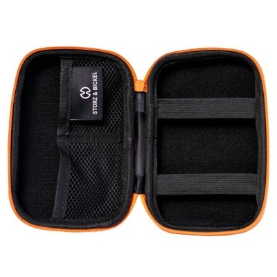 Estuche rígido negro con borde naranja y etiqueta STORZ & BICKEL