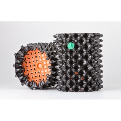 Vaso de plástico preto com design bolhas e base laranja perfurada