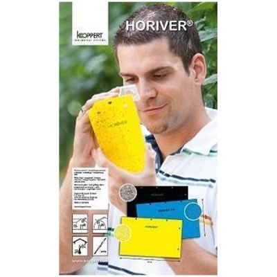 Homem a segurar recipiente amarelo HORIVER com etiquetas e embalagem visível