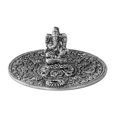 Figura decorativa em metal prateado com divindade sentada em base circular com padrões florais