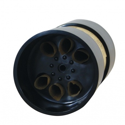 Frasco cylindrical de vidro com compartimentos internos e tampa preta