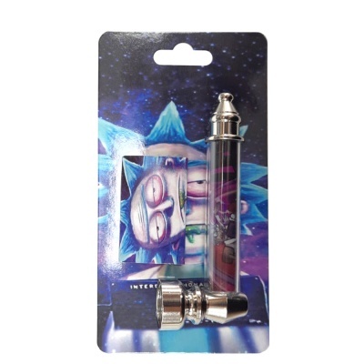 Tube de metal com imagem de personagem de desenho animado sobre fundo azul.