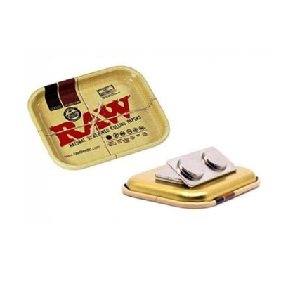 Tabuleiro de metal dourado com texto RAW e acessórios metálicos