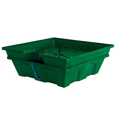 Depósito de plástico verde quadrado com tubagem azul