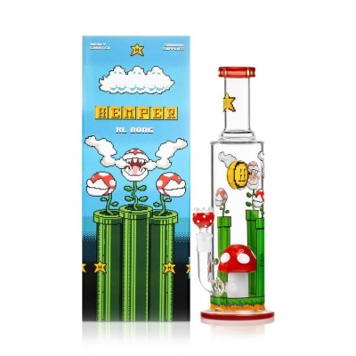 Bong XL de vidro com decoração de videojogo e caixa azul com texto
