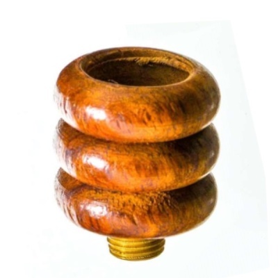 Pedra rolada de madeira com suporte metálico dourado