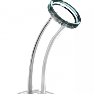 Ponta de objeto de vidro transparente com borda azulada