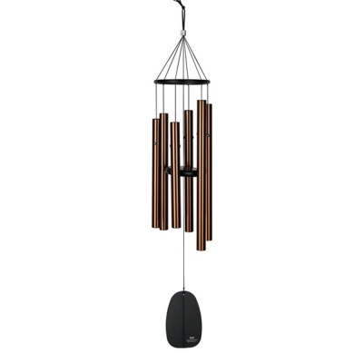 Móbile de vento com tubos metálicos bronze e pêndulo preto.