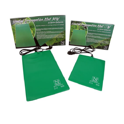 Dois tapetes verdes de propagação de calor para plantas com cabos e caixas verdes ao fundo