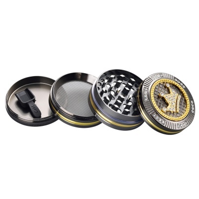 Moedor de metal prateado e dourado com coroa decorativa e espátula preta